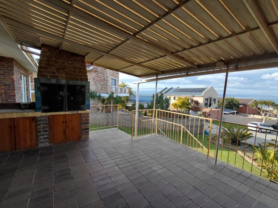 4 Bedroom Property for Sale in Wavecrest Eastern Cape